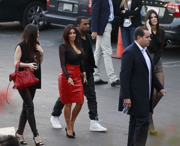Kylie Jenner, Kim Kardashian, Kanye West et Kendall Jenner arrivent sur le plateau de l'émission The X Factor. Los Angeles, le 21 novembre 2012.
