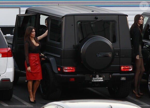 Kim Kardashian arrive sur le plateau de l'émission The X Factor en compagnie de ses petites soeurs Kylie et Kendall Jenner. Le 21 novembre 2012.