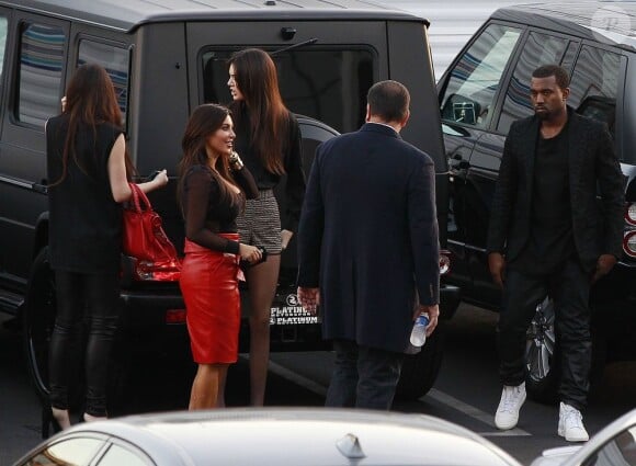 Kylie Jenner, Kim Kardashian, Kendall Jenner et Kanye West arrivent sur le plateau de l'émission The X Factor. Los Angeles, le 21 novembre 2012.