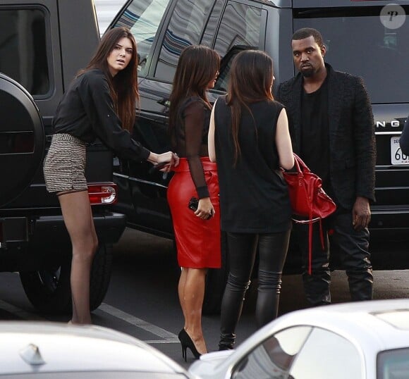 Kanye West arrive sur le plateau de The X Factor en compagnie de sa chérie Kim Kardashian et ses petites soeurs Kylie et Kendall Jenner. Le 21 novembre 2012.