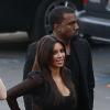 Kim Kardashian, sexy dans sa jupe rouge Balenciaga arrive sur le plateau de The X Factor avec Kanye West. Le 21 novembre 2012.