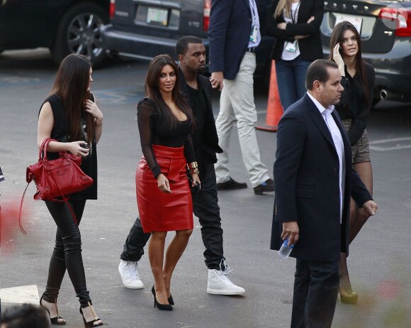 Kylie Jenner, Kim Kardashian, Kanye West et Kendall Jenner arrivent sur le plateau de l'émission The X Factor. Los Angeles, 21 novembre 2012.