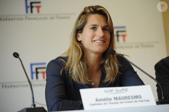 Amélie Mauresmo lors d'une conférence de presse à Roland-Garros après sa nomination à la tête de l'équipe de Fed Cup à Paris le 20 juillet 2012