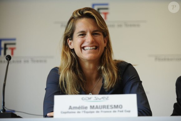 Amélie Mauresmo lors d'une conférence de presse à Roland-Garros après sa nomination à la tête de l'équipe de Fed Cup à Paris le 20 juillet 2012