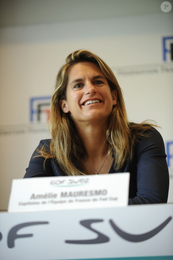 Amélie Mauresmo lors d'une conférence de presse à Roland-Garros après sa nomination à la tête de l'équipe de Fed Cup à Paris le 20 juillet 2012