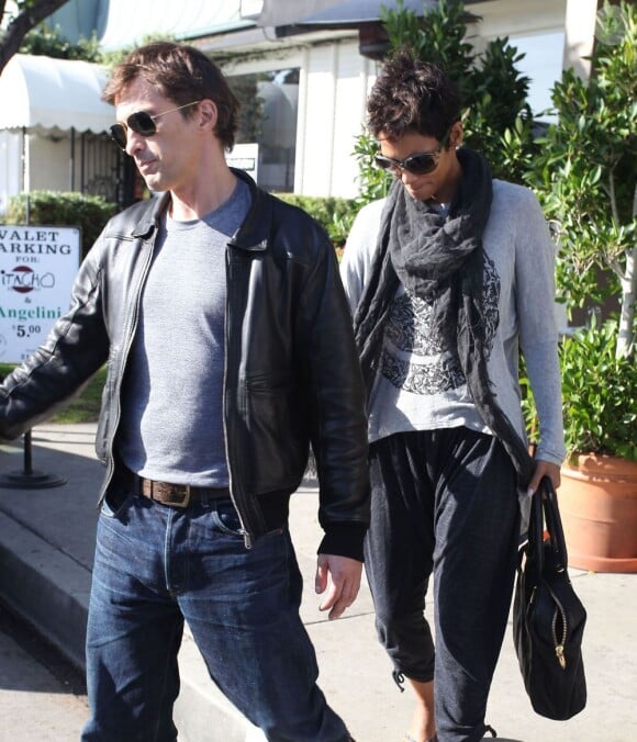 Halle Berry et son fiancé Olivier Martinez vont déjeuner au restaurant à Beverly Hills, le 21 novembre 2012.