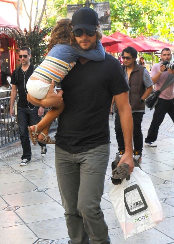 Gabriel Aubry et sa fille Nahla dans les rues de Los Angeles, le 22 mars 2012.