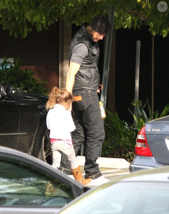 Gabriel Aubry et sa fille Nahla dans les rues de Los Angeles, le 27 mars 2012.