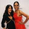 Salma Hayek, récompensée comme meilleur actrice internationale, posant avec Barbara Feltus ex-Becker, lors des Bambi Awards le 22 novembre 2012 à Düsseldorf en Allemagne