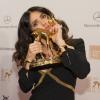 Salma Hayek, fière d'être récompensée comme meilleur actrice internationale, lors des Bambi Awards le 22 novembre 2012 à Düsseldorf en Allemagne