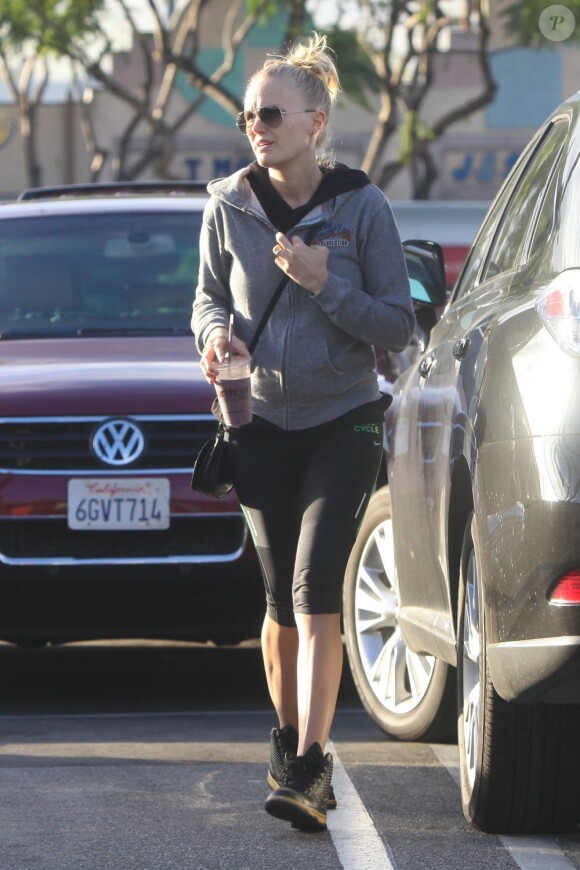 L'actrice Malin Akerman a un ventre de plus en plus arrondi. Elle a été vue dans les rues de Los Angeles le 22 novembre 2012.