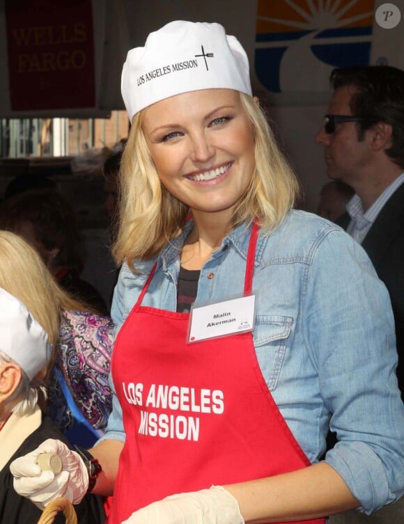 Pour Thanksgiving, Malin Akerman se charge de donner à manger aux SDF à Los Angeles le 21 novembre 2012.