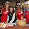 Malin Akerman et d'autres bénévoles distribuent à manger aux SDF à Los Angeles le 21 novembre 2012.