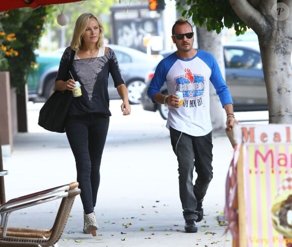 Malin Akerman se promène avec son mari Roberto Zincone à Los Angeles le 5 octobre 2012.
