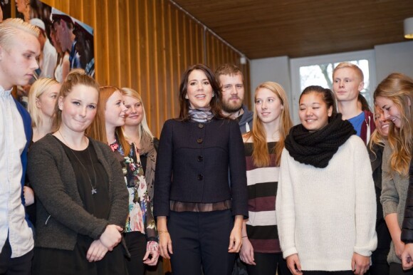 La princesse Mary de Danemark avec des élèves du lycée Falkonergaarden de Frederiksberg pour le projet Netwerk lancé en août sous l'égide de sa fondation pour lutter contre l'exclusion à l'école.