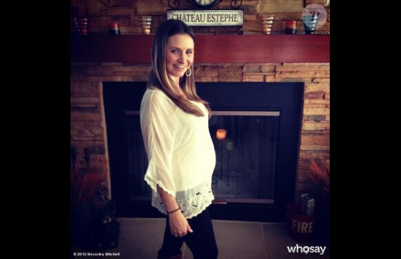 Beverly Mitchell a posté sur Twitter une photo d'elle enceinte le 22 novembre 2012.