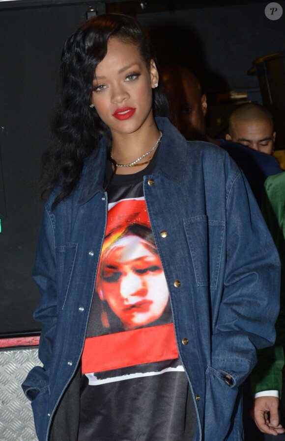 Exclusif - Rihanna quitte le VIP Room après son after-party. Paris, le 17 novembre 2012.