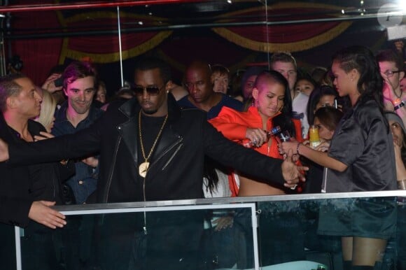 Exclusif - Diddy fait le show dès son arrivée au VIP Room pendant que Cassie et Rihanna se servent des verres. Paris, le 17 novembre 2012.