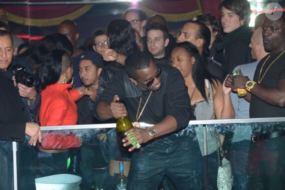 Exclusif - Diddy, déchaîné au VIP Room avec une bouteille de champagne à la main. Paris, le 17 novembre 2012.