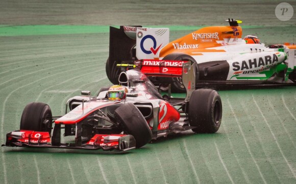 Nico Hülkenberg et sa Force India percute Lewis Hamilton sur McLaren Mercedes lors du Grand Prix du Brésil à Interlagos à Sao Paulo le 25 novembre 2012