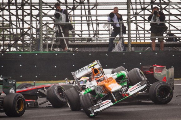 Nico Hülkenberg et sa Force India percute Lewis Hamilton sur McLaren Mercedes lors du Grand Prix du Brésil à Interlagos à Sao Paulo le 25 novembre 2012