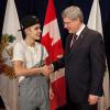 Justin Bieber reçoit sa médaille du jubilé des mains du premier ministre Canadien Stephen Harper le 23 novembre 2012.