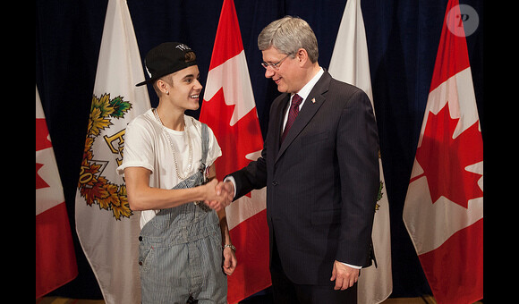 Justin Bieber reçoit sa médaille du jubilé des mains du premier ministre Canadien Stephen Harper le 23 novembre 2012.