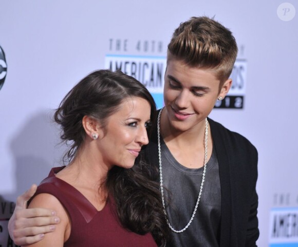 Justin Bieber et sa mère Pattie Mallette lors de la cérémonie des American Music Awards à Los Angeles le 18 novembre 2012.