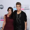 Justin Bieber et sa mère Pattie Mallette lors de la cérémonie des American Music Awards à Los Angeles le 18 novembre 2012.