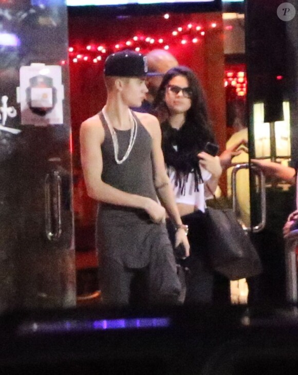 Justin Bieber et Selena Gomez à la sortie d'un restaurant à Los Angeles le 16 novembre 2012.