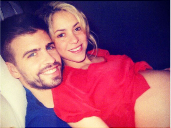 Shakira, enceinte d'environ huit mois de son premier enfant, a dévoilé sur Instagram ses rondeurs fin novembre 2012, au côté de son compagnon le footballeur Gerard Piqué.