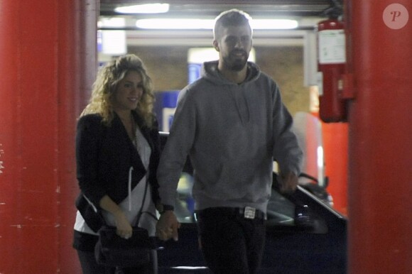 Shakira, enceinte, et Gerard Piqué le 14 novembre 2012, de sortie pour aller avoir Skyfall à Barcelone.