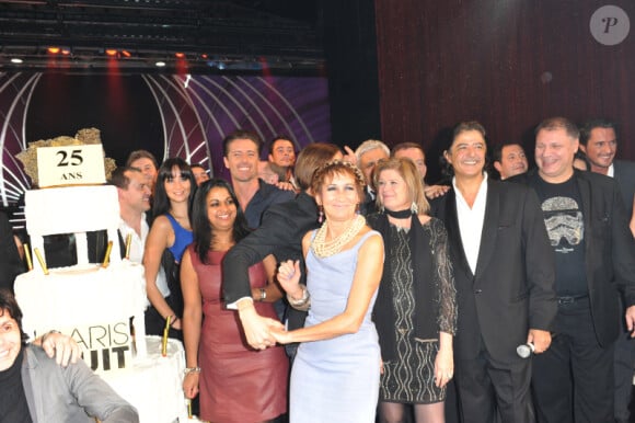 Caroline Loeb, bien entourée, lors de la 18ème édition des Trophées de la Nuit au Lido à Paris le 26 Novembre 2012.