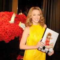 Kylie Minogue, sublime et solaire, célèbre ses plus beaux looks avec ses fans