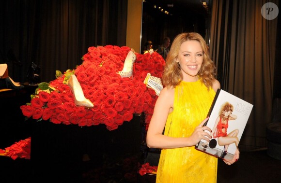 Kylie Minogue présente son livre 'Kylie Fahsion' chez Harrods à Londres, le 28 novembre 2012.