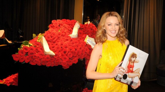 Kylie Minogue, sublime et solaire, célèbre ses plus beaux looks avec ses fans