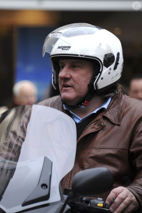 Gérard Depardieu à scooter à Paris le 7 novembre 2011
