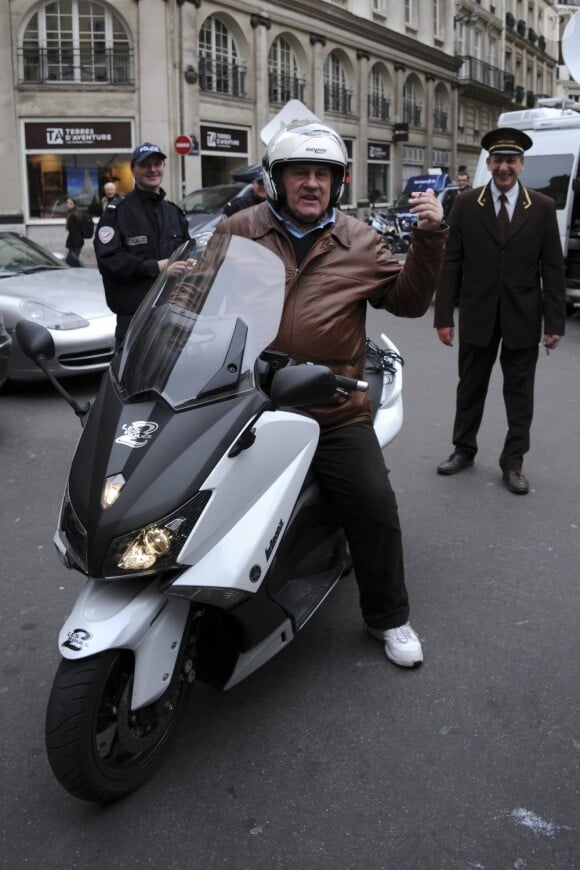 Gérard Depardieu à Paris le 7 novembre 2012, chevauchant son scooter