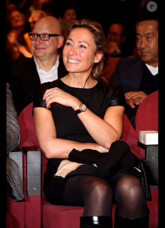 Anne-Sophie Lapix radieuse et rayonnante lorsqu'elle reçoit le prix Philippe Caloni du meilleur intervieweur 2012 pour son emission Dimanche + sur Canal+ lors de la 6ème Cérémonie de remise du Prix Philippe Caloni du meilleur intervieweur 2012 à Paris le 29 Novembre 2012.
