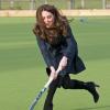 Kate Middleton (la duchesse Catherine de Cambridge) lors de sa visite le 30 novembre 2012 à l'école élémentaire St Andrew, à Pangbourne, dans le Berkshire, dont elle a été élève de 1986 à 1995. A l'occasion de la fête du saint patron (saint Andrew) et des 'Progressive Games' qui ont lieu, elle a inauguré un nouveau terrain de hockey et montré ses talents pour ce sport, en talons hauts et manteau Alexander McQueen !