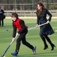  Kate Middleton (la duchesse Catherine de Cambridge) lors de sa visite le 30 novembre 2012 à l'école élémentaire St Andrew, à Pangbourne, dans le Berkshire, dont elle a été élève de 1986 à 1995. A l'occasion de la fête du saint patron (saint Andrew) et des 'Progressive Games' qui ont lieu, elle a inauguré un nouveau terrain de hockey et montré ses talents pour ce sport, en talons hauts et manteau Alexander McQueen ! 