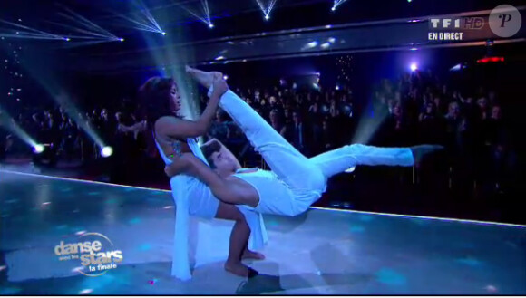 Amel Bent et son danseur Christophe lors de la finale de "Danse avec les stars 3", diffusé sur TF1 le 1er décembre 2012.