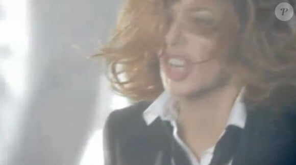 Mylène Farmer dans le clip de À l'ombre sur l'album Monkey Me disponible le 3 décembre 2012. 