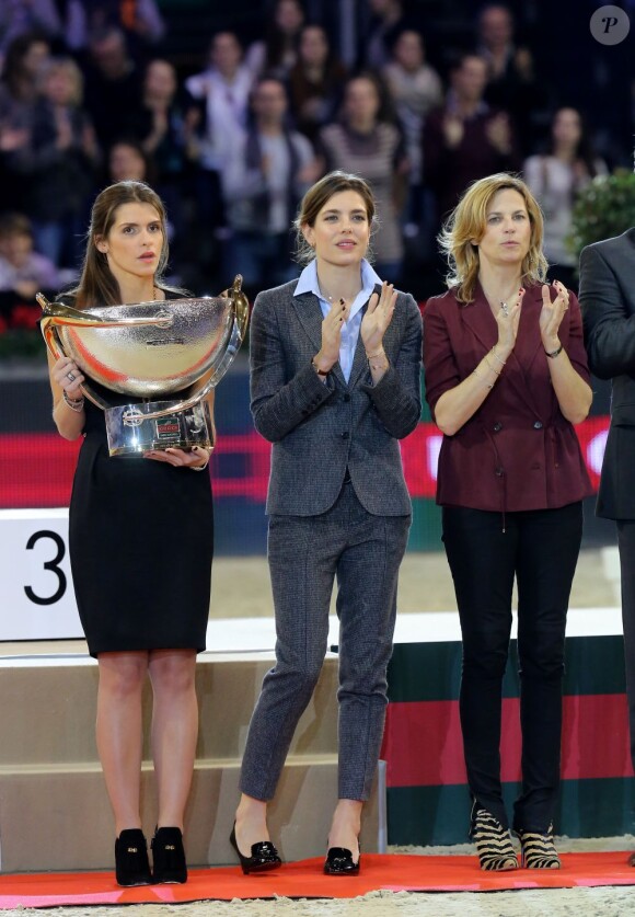 Fernanda Ameeuw, Charlotte Casiraghi et Virginie Couperie-Eiffel à la remise des prix du Gucci Paris Masters le 2 décembre 2012 pour le Grand Prix, remporté par le Néerlandais Mark Houtzager avec Sterrehof's Tamino.