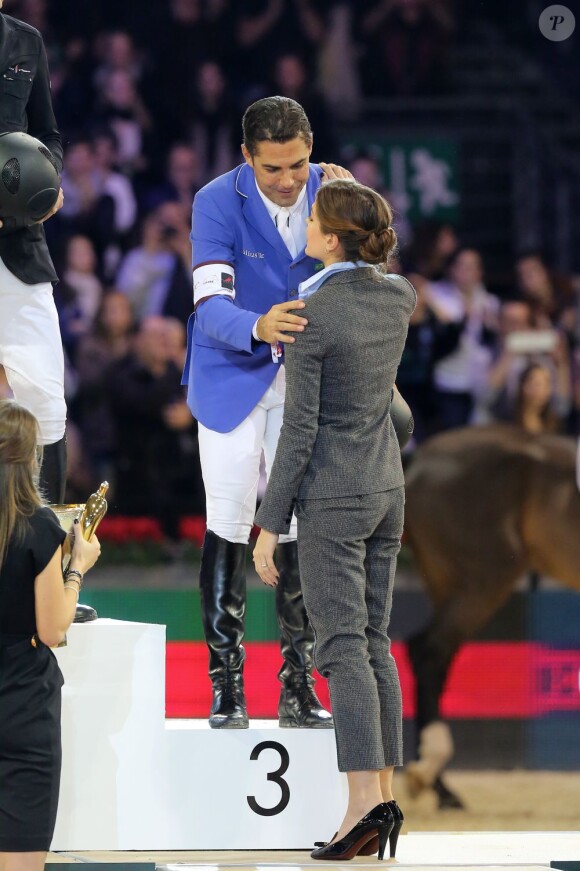 Charlotte Casiraghi félicite Alvaro de Miranda Neto, 3e, au Gucci Paris Masters le 2 décembre 2012 pour le Grand Prix, remporté par le Néerlandais Mark Houtzager avec Sterrehof's Tamino.