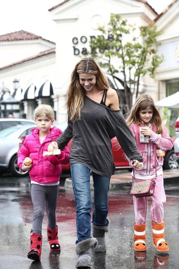 Denise Richards et ses filles Sam et Lola sous la pluie dans les rues de Los Angeles le 2 décembre 2012.