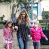 Denise Richards et ses deux adorables filles Sam et Lola Sheen sous la pluie dans les rues de Los Angeles le 2 décembre 2012.