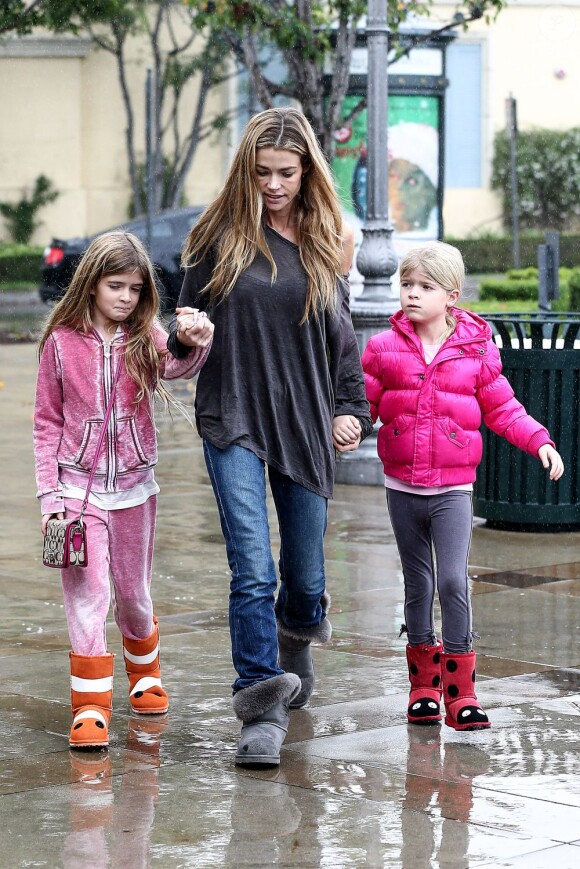 Denise Richards et ses deux adorables filles Sam et Lola Sheen sous la pluie dans les rues de Los Angeles le 2 décembre 2012.