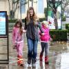 Denise Richards et ses filles Sam et Lola Sheen sous la pluie dans les rues de Los Angeles le 2 décembre 2012.