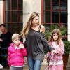 Denise Richards et ses filles Sam et Lola Sheen sous la pluie dans les rues de Los Angeles le 2 décembre 2012. 